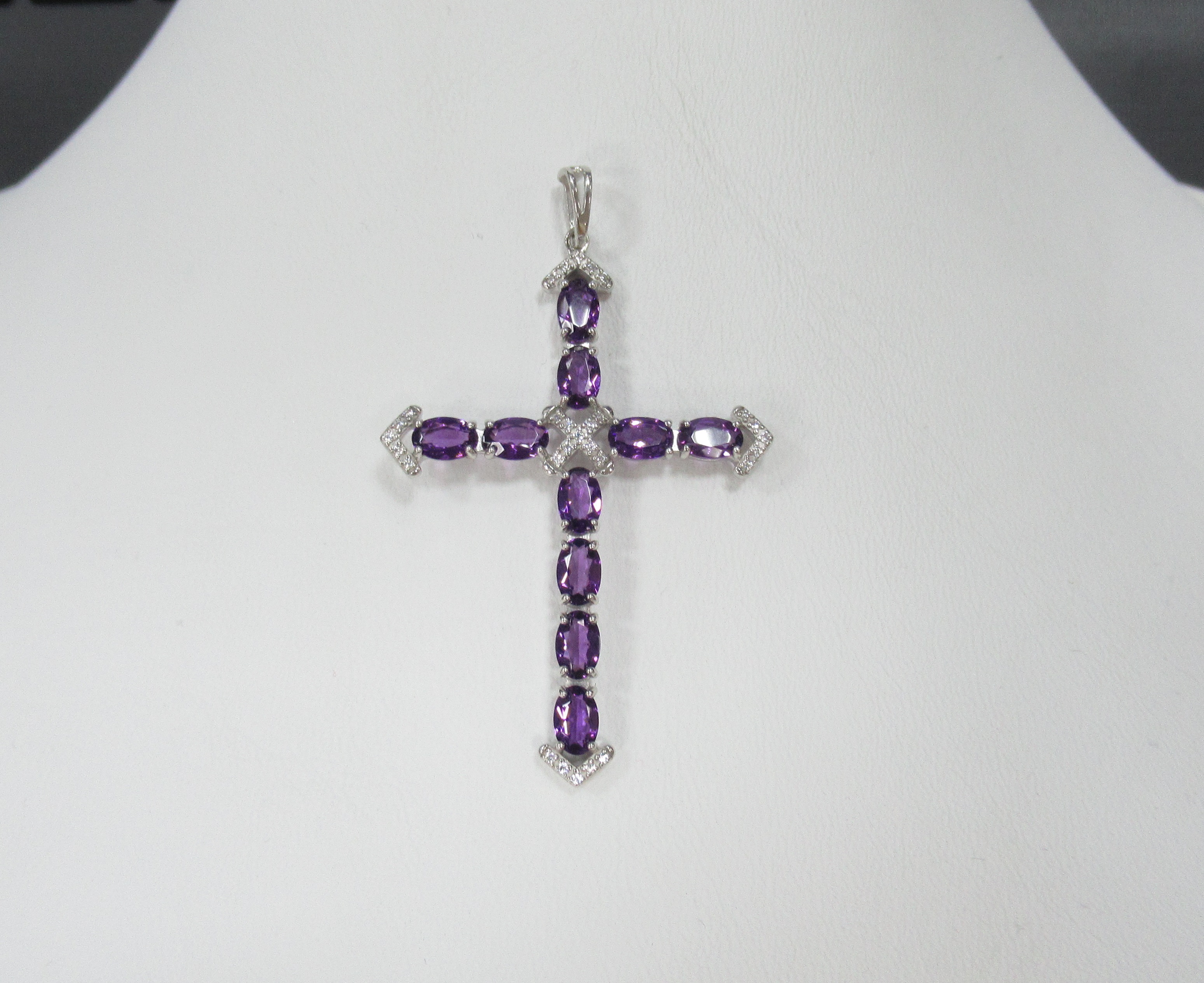 Серебряная подвеска-крест с аметистами